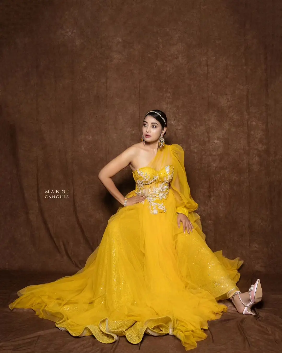 ETV Actress Bhanu Sri Long Legs Show in Yellow Gown